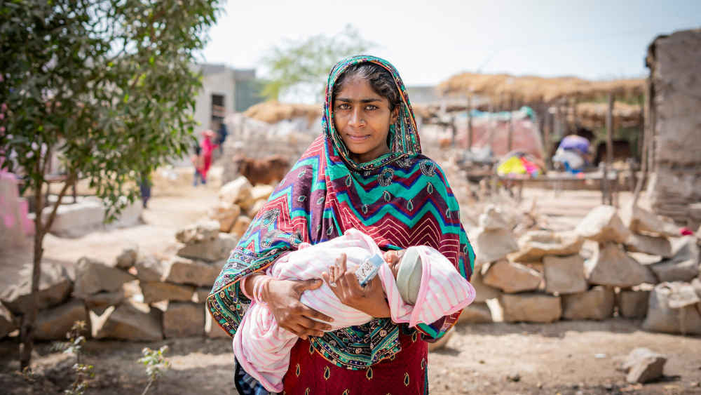 Eine Mutter in Pakistan und ihr 15 Tage altes Baby auf dem Weg zu einer mobilen Gesundheitsstation
