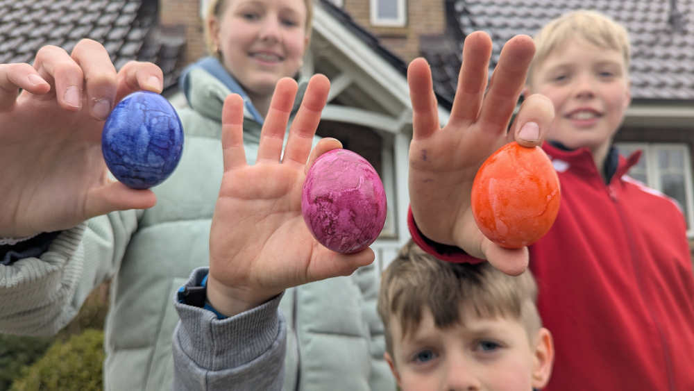 Auf der Nordseeinsel Foehr aber werden die Eier nicht gesucht, sondern geworfen. Die Geschwister Jane, Ricklef und Joerret aus dem Inseldorf Suederende wissen genau, worauf es beim Eierwerfen ankommt