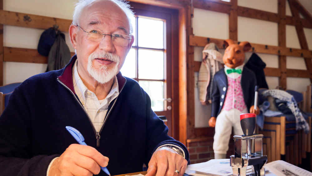 Heins-Hermann Dunker beantwortet im Osterpostamt in Ostereistedt zur Osterzeit Briefe von Kindern aus der ganzen Welt