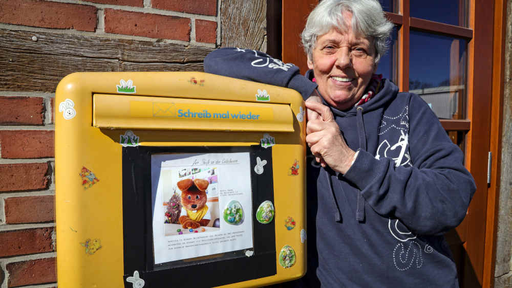 Doris Kröger ist die Chefin im Osterpostamt in Ostereistedt