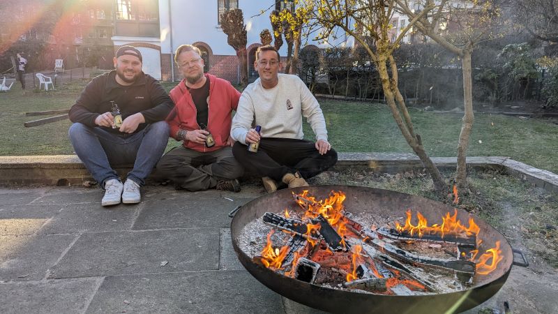 Freddy Dupré, Mike Bantin und Matthias Becker (v.l.) genießen das Eilbeker Friedensbräu gern zusammen an der Feuerschale
