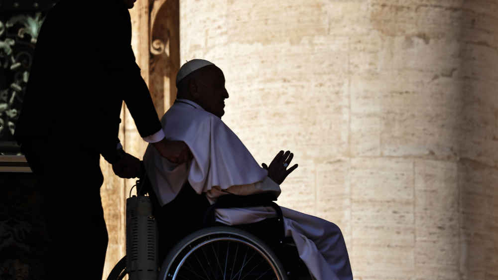 Image - Papst Franziskus zeigt sich überraschend auf dem Petersplatz