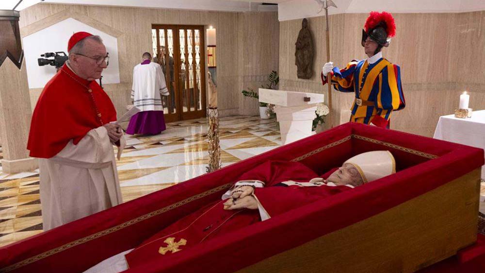 In der Kapelle des vatikanischen Gästehauses Santa Marta liegt Franziskus in einem offenen Sarg