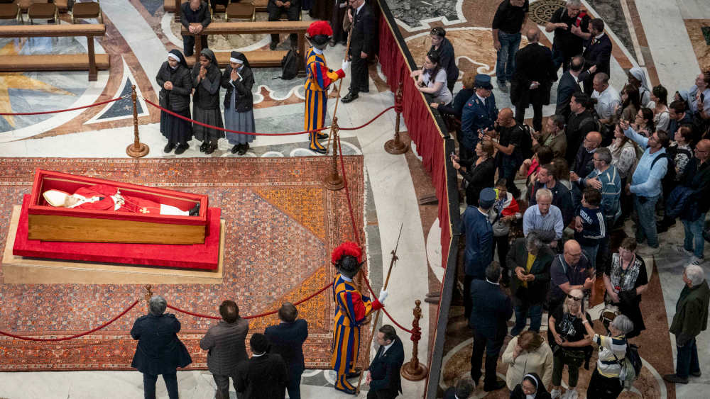Der Leichnam von Papst Franziskus aufgebahrt im Petersdom in Rom. Viele Gläubige erweisen ihm die letzte Ehre
