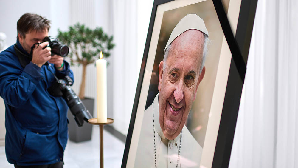 Porträt von Papst Franziskus mit Trauerflor – ein Symbol der weltweiten Trauer um den verstorbenen Pontifex