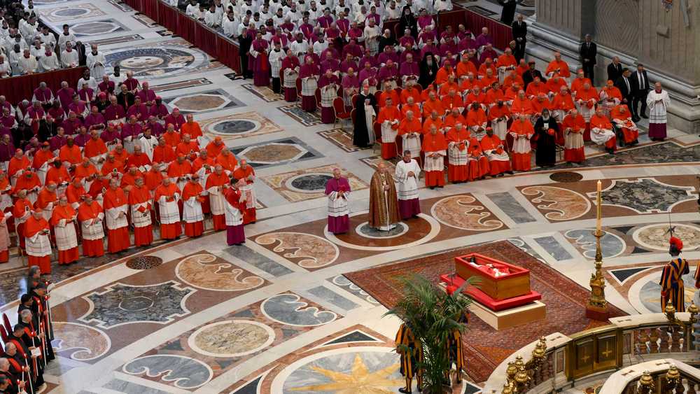 Im Petersdom nehmen katholische Geistliche Abschied von Franziskus