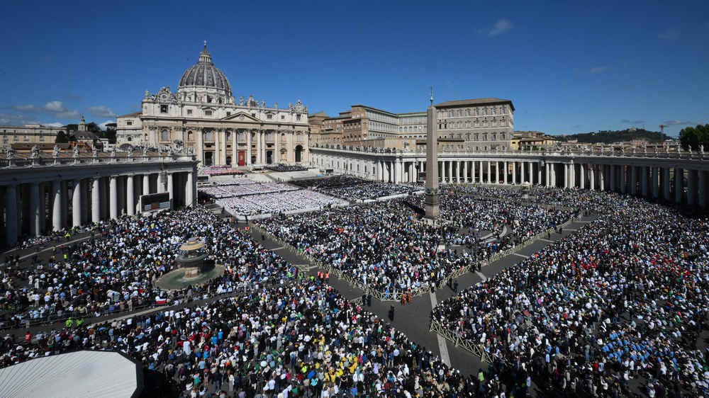 Etwa 250.000 Menschen sind für die Trauerfeier von Papst Franziskus auf den Petersplatz gekommen