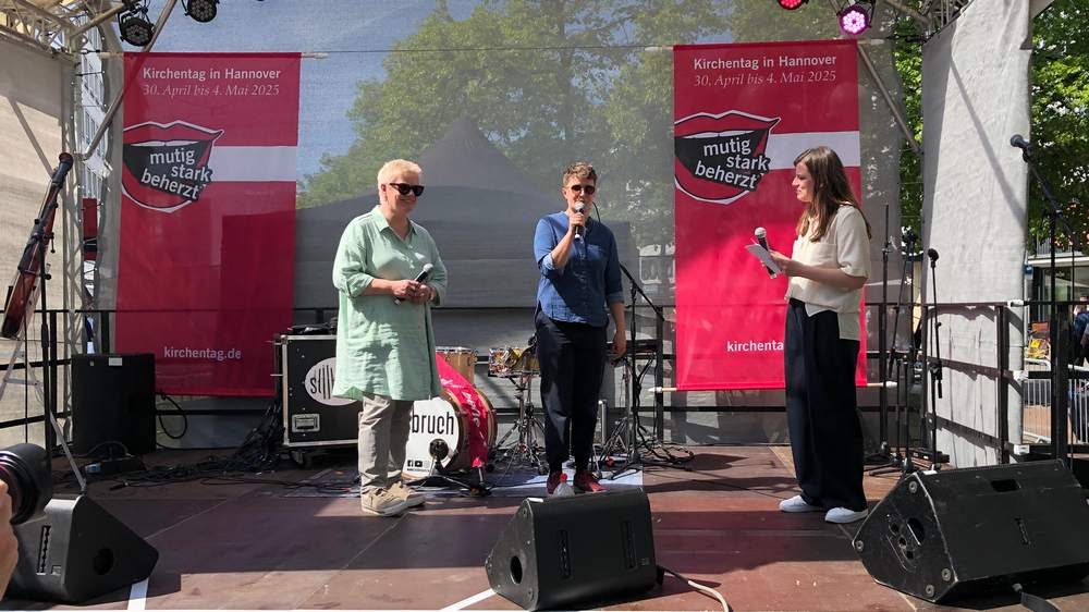 Immerhin acht Kilometer ist EKD-Präses Anna-Nicole Heinrich (Mitte) auf dem Fahrrad mit der Gruppe gefahren