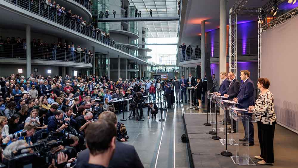 Vor großer Kulisse haben die Spitzen von Union und SPD das Ergebnis ihrer Koalitionsverhandlungen präsentiert
