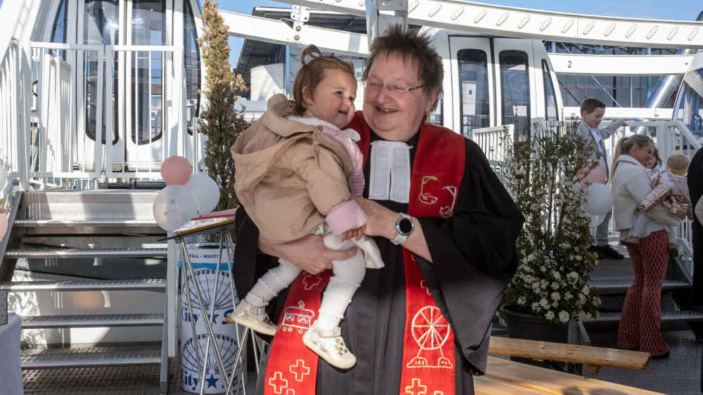 Die Tochter der "City-Star"-Betreiber, die gerade ihren ersten Geburtstag gefeiert hat, erhält den Segen Gottes