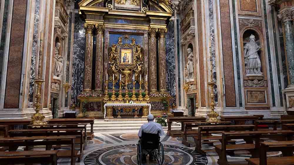 Papst Franziskus in stiller Andacht in der Kapelle Santa Maria Maggiore, in der er später seine letzte Ruhe finden wird