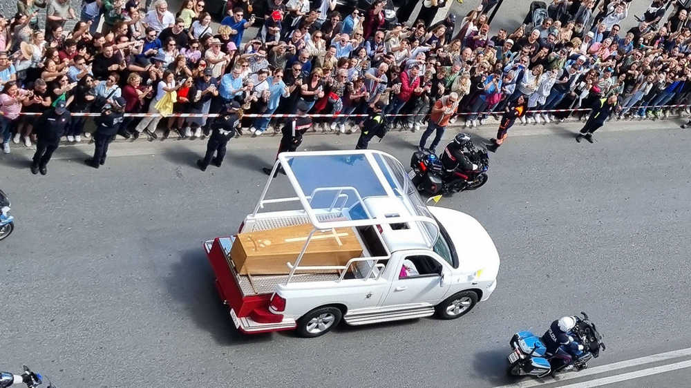 Im Papamobil tritt der Sarg seine letzte Reise an