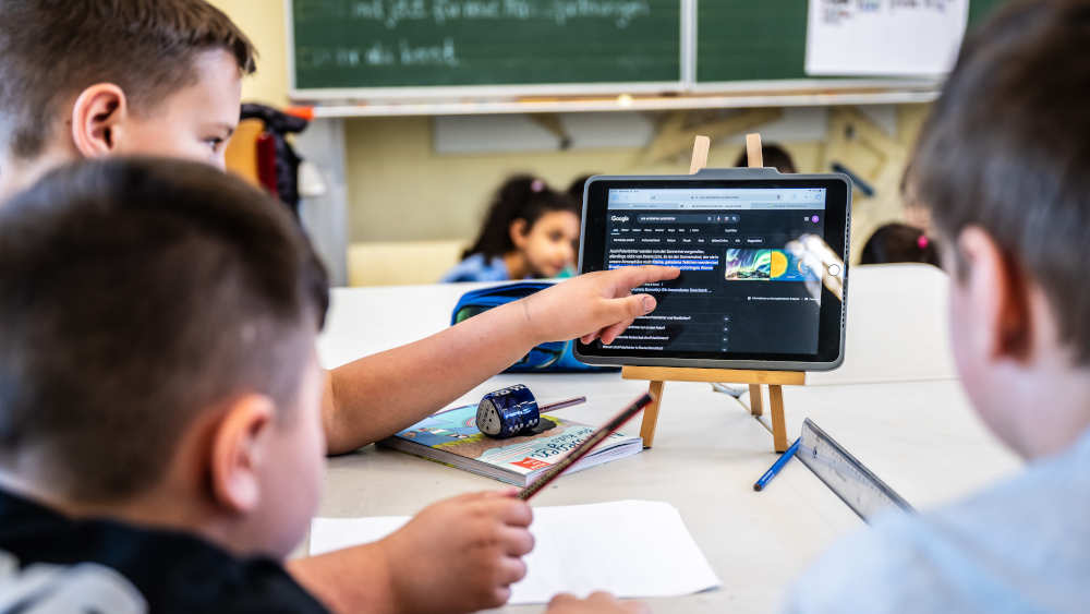 Die Bundesvorsitzende des Deutschen Philologenverbands, Susanne Lin-Klitzing, fordert mehr finanzielle Unterstützung für den Bildungsbereich. Besonders das Digitalpakt 2.0 müsse aufgestockt werden