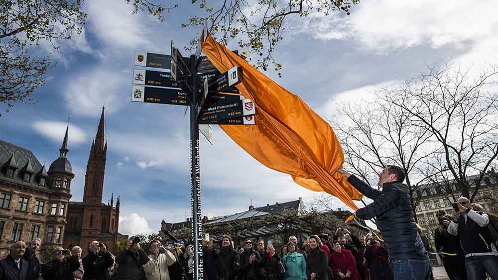 Wegweiser zu den Partnerstädten schmücken jede Innenstadt, wie hier in Wiesbaden