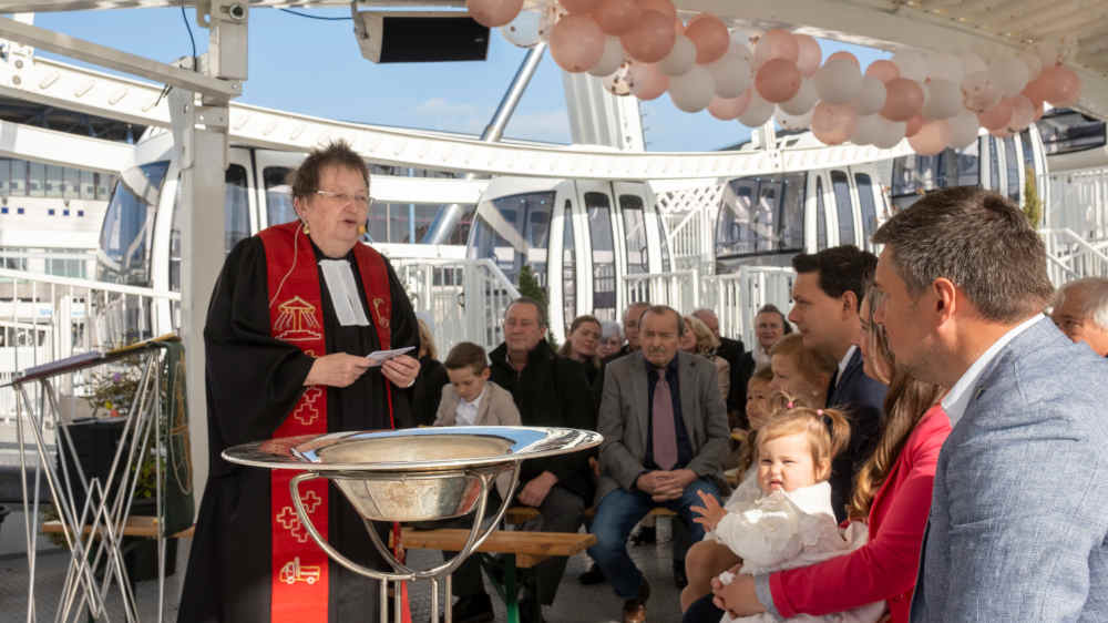 Image - Segen für Schaustellernachwuchs: Taufe unterm Riesenrad