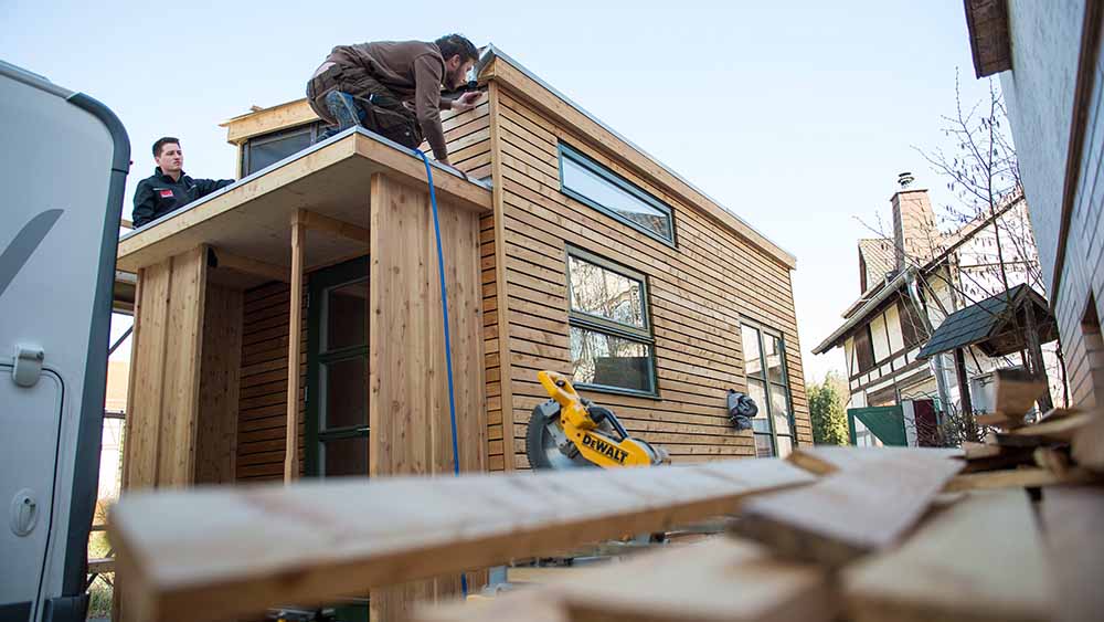 Leben auf wenig Raum: Um das Tiny House geht es an einem Stand auf der Messe