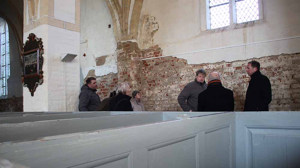 Begehung der Kirche von Trent bei der Übergabe des Fördermittelbescheides aus dem Vorpommern-Fonds