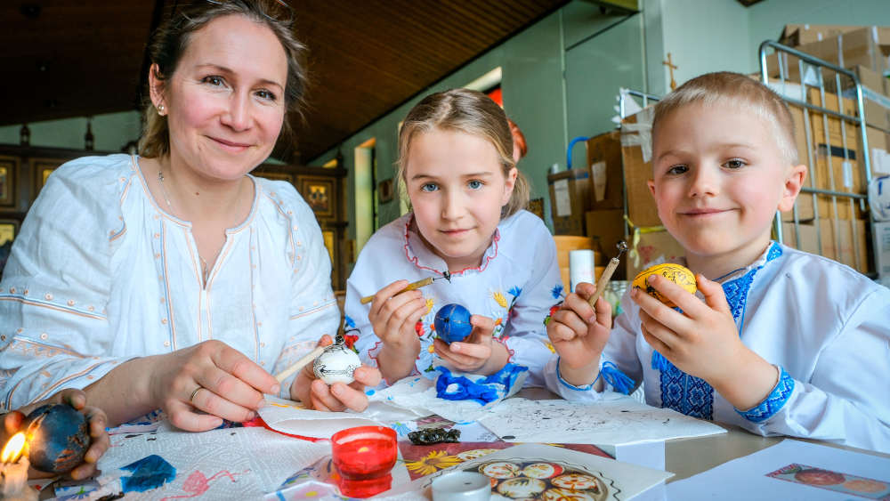 Nadiya Shvets mit ihrer Tochter Jewa (9) und ihrem Sohn Nazarij (6) bemalen Ostereier