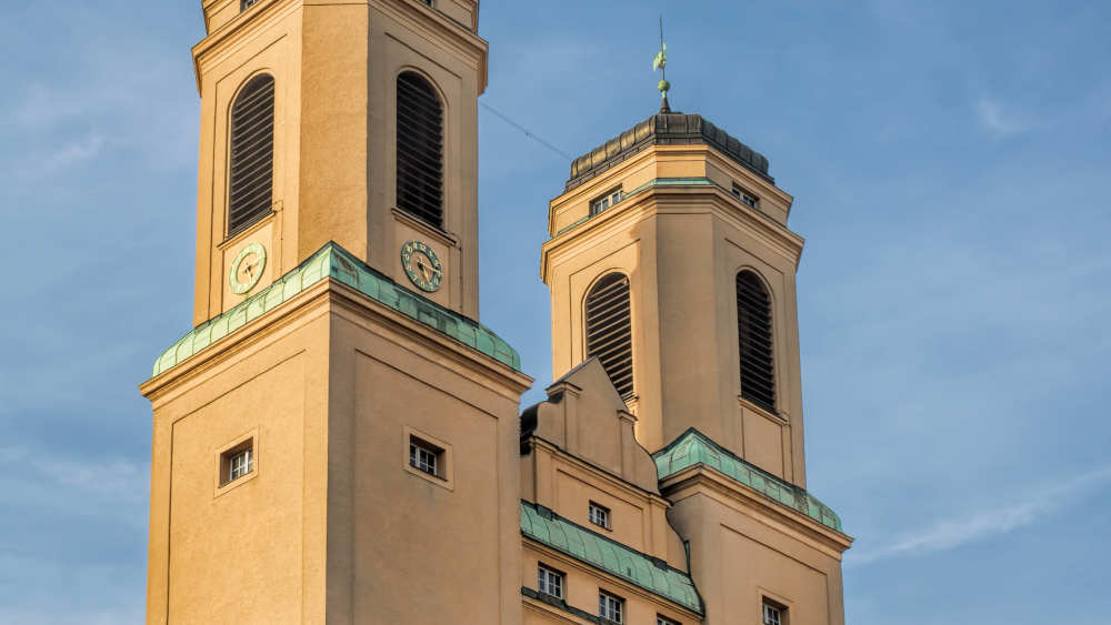 Nach einem brutalen Angriff auf den Mann einer Pfarrerin in Berlin-Baumschulenweg hat die Kirchengemeinde für Sonntagabend zu einer Kundgebung vor der Kirche aufgerufen