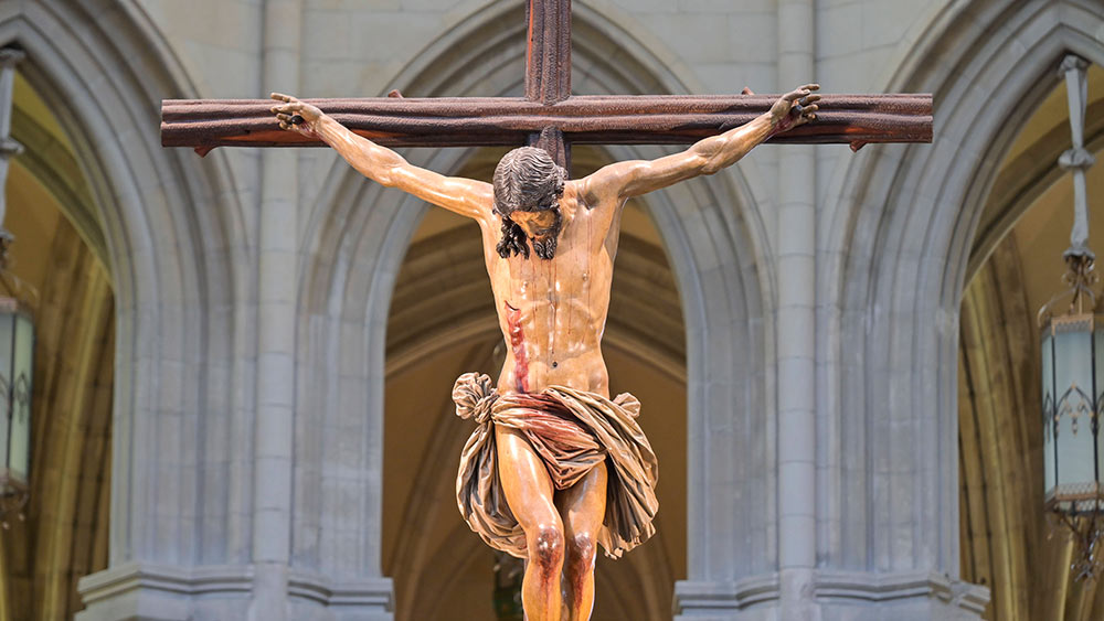 Der gekreuzigte Jesus: Was als blutiges Opfer in Erscheinung tritt, kann als Zeichen der Versöhnung verstanden werden.