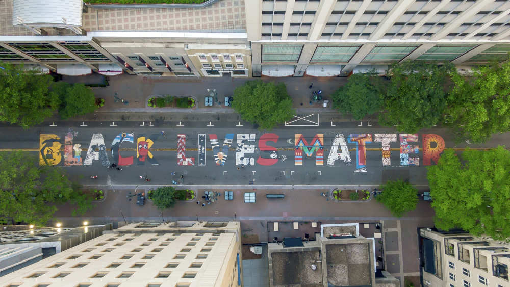 Aus Protest gegen die anhaltenden Rassenunruhen wurde der Schriftzug "Black Lives Matter" in der Tryon Street in Charlotte, NC, North Carolina, auf den Boden gemalt (Foto vom 14.06.2020)