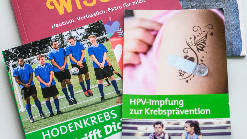 Infobroschüren zu Vorsorgeuntersuchungen, Impfungen und Krebsaufklärung für Jugendliche. Laut WHO steigen Krebserkrankungen bis 2050 um bis zu 77 Prozent weltweit.