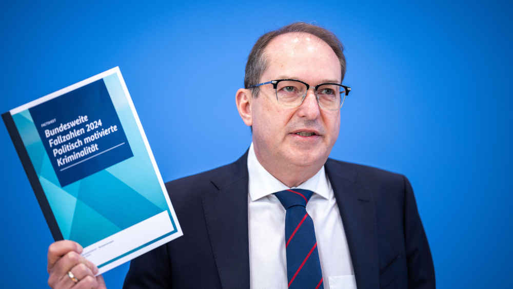 Bundesinnenminister Alexander Dobrindt stellt die Fallzahlen für politisch motivierte Kriminalität vor