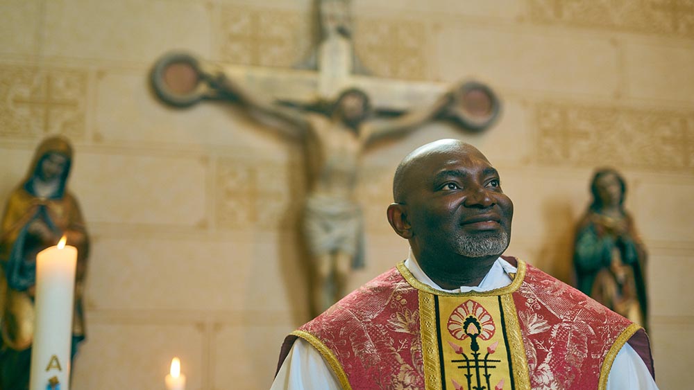 Der in Nigeria geborene Priester Uchenna Aba arbeitet seit zehn Jahren als katholischer Seelsorger in Goch-Kessel am Niederrhein