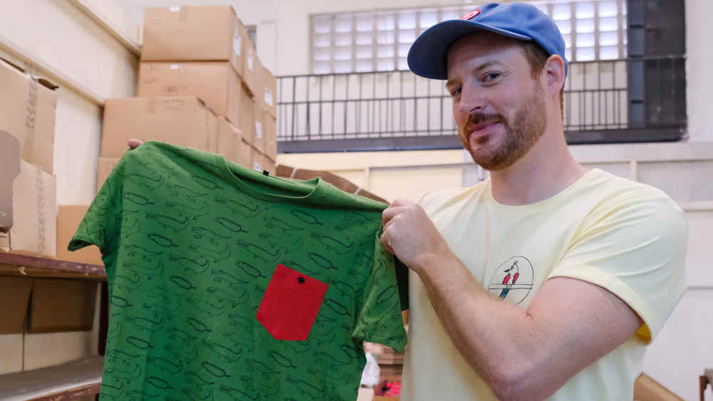 Kipepeo-Gründer Martin Kluck mit einem T-Shirt mit Krokodilzeichnungen