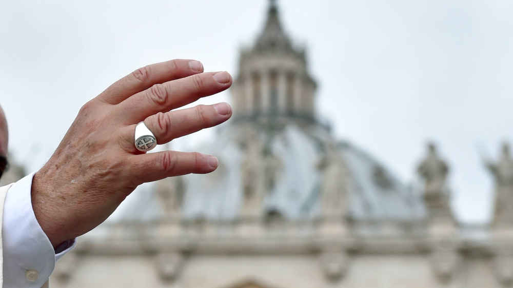 Jeder Papst hat seinen eigenen Fischerring, der dem Tod zerstört wird