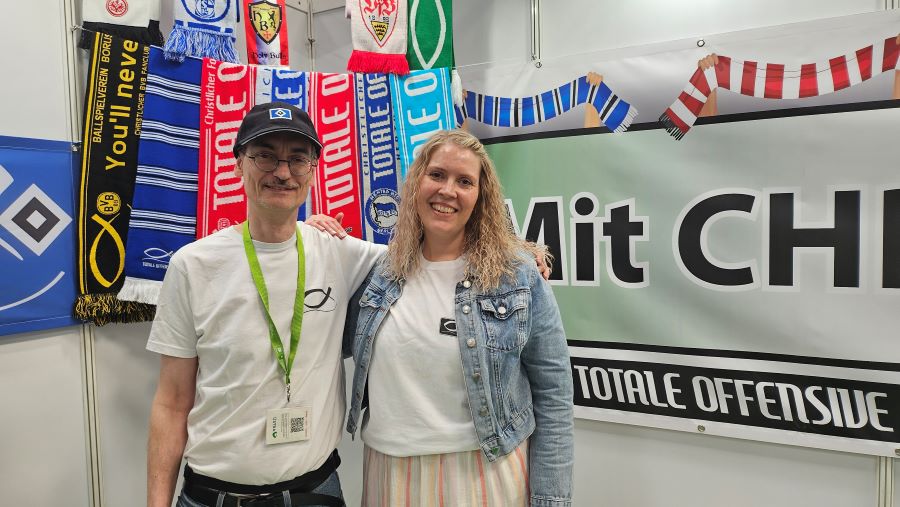 Torsten Hüner und Dagmar von „Totale Offensive“, den christlichen Fußballfanclubs.