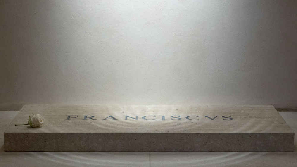 Die Schrift "Franciscus" auf dem Grab von Papst Franziskus