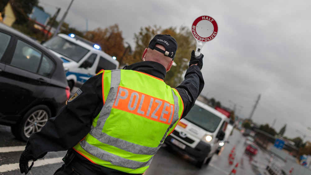 Grenzkontrolle der Polizei an deutsch-österreichischer Grenze
