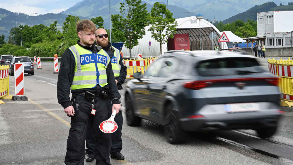 Grenzkontrolle am bayerischen Grenzübergang Kiefersfelden Inntal Ost
