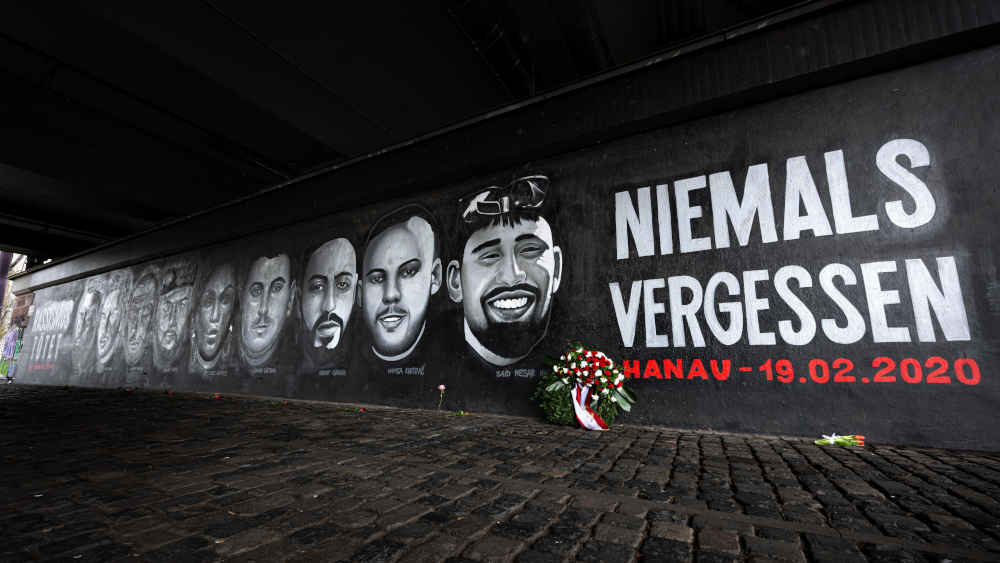 Unter der Friedensbrücke in Frankfurt erinnert ein 27 Meter langes Gedenk-Graffito an die Opfer des Anschlags in Hanau (Archivbild)