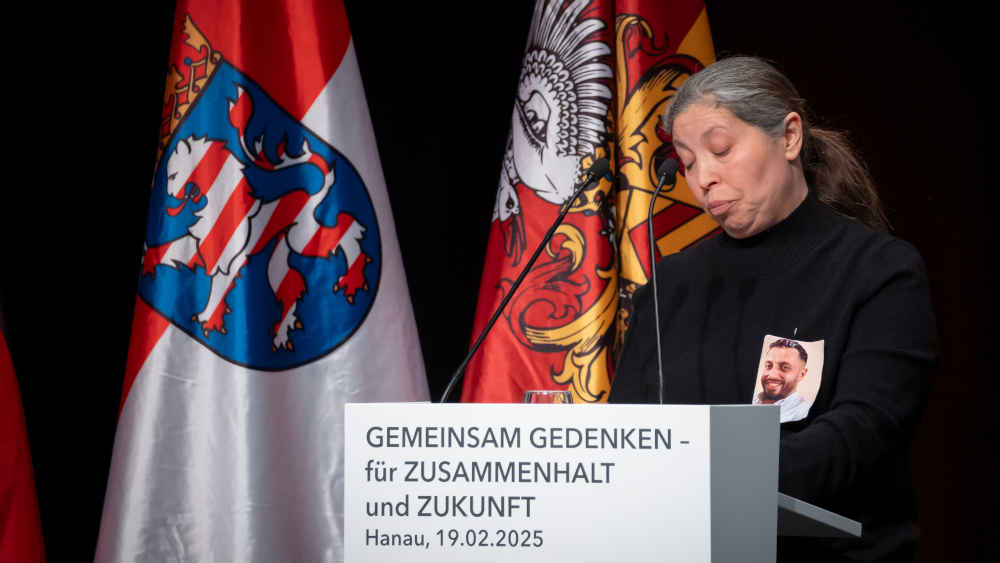 Emis Gürbüz, Mutter des ermordeten Sedat, auf der Gedenkveranstaltung in Hanau (Archivbild)