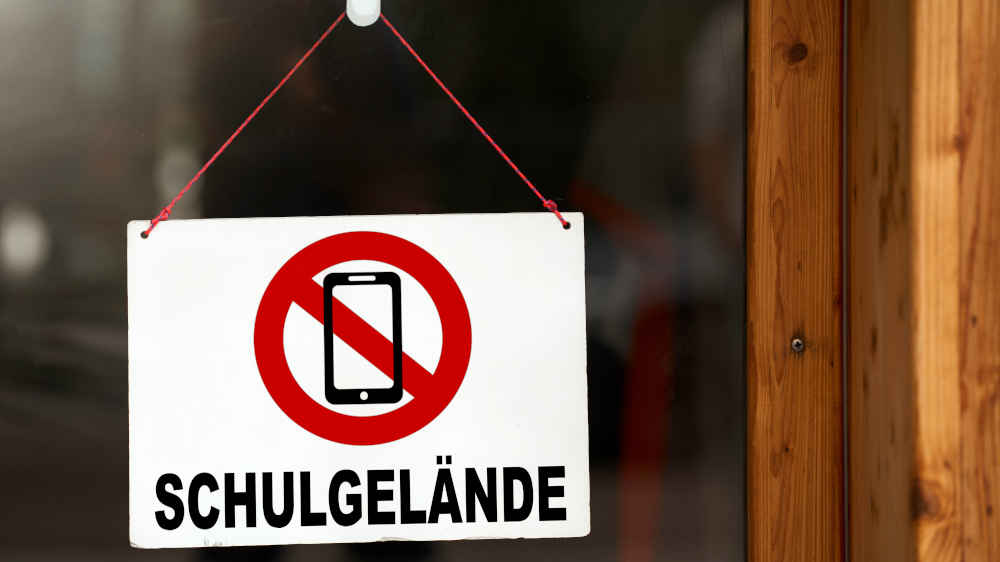 Der Augsburger Bildungsforscher Klaus Zierer spricht sie sich für ein Verbot privater Handynutzung an Schulen aus (Archivbild)