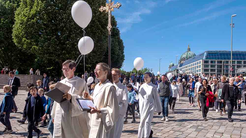 Die üblichen Prozessionen zu Himmelfahrt sind ein Brauchtum, bei dem gebetet und spaziert wird