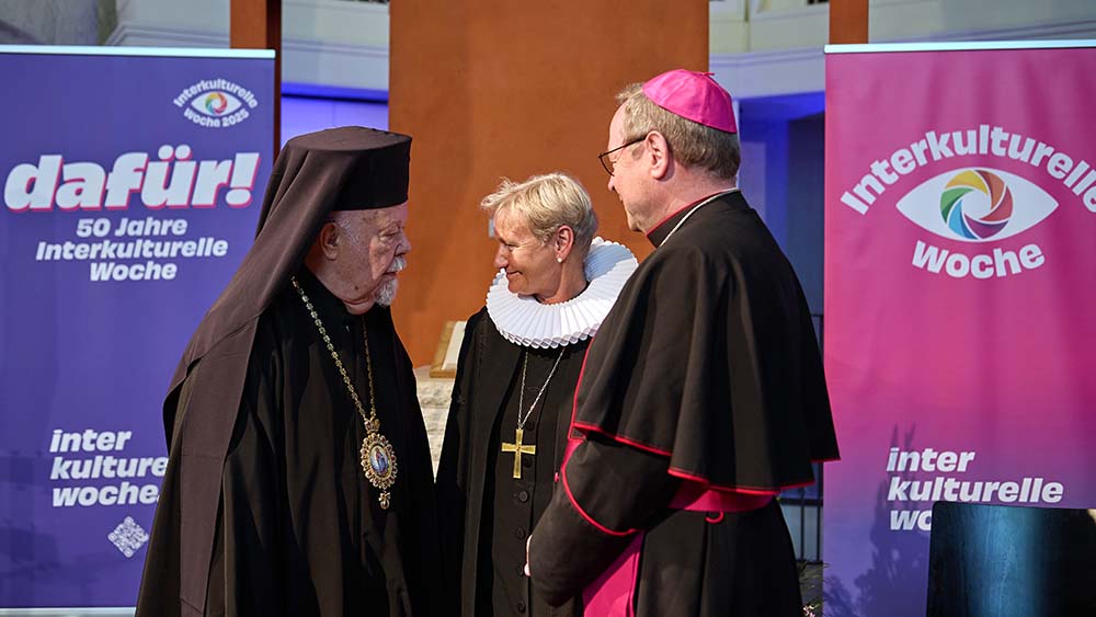 Im engen Austausch (v.l.): Metropolit Augoustinos von Deutschland, die EKD-Ratsvorsitzende Kirsten Fehrs und der Vorsitzende der Deutschen Bischofskonferenz, Georg Bätzing