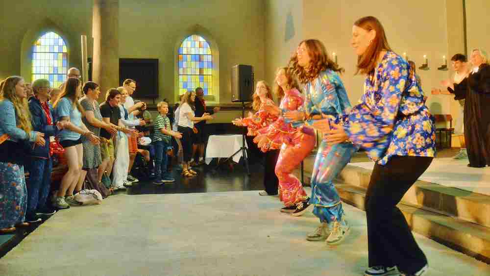Singen, tanzen und zusammen Spaß haben: Jugendliche aus Bad Lauterberg feiern Abba-Gottesdienst