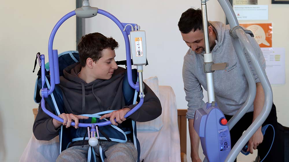 Jungs für die Pflege: Mika (li.) testet den Lifter mit Ausbilder Paul Götze