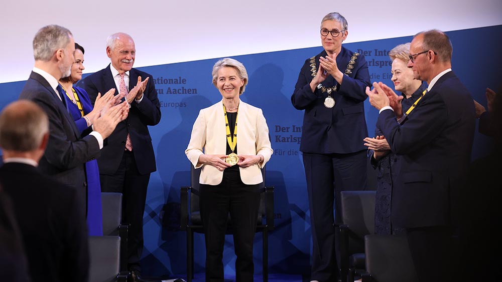 EU-Kommissionspräsidentin Ursula von der Leyen ist mit dem Aachener Karlspreis ausgezeichnet worden