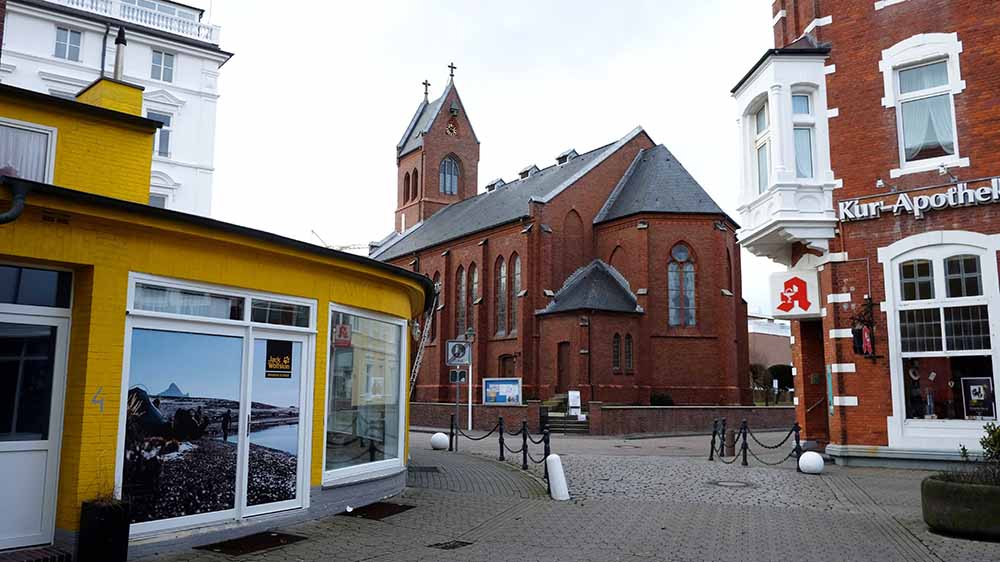 Di evangelische Kirche von Norderney liegt mitten auf der Insel