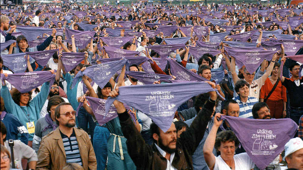 „Umkehr zum Leben“: Tausende Menschen protestierten auf dem Kirchentag 1983 mit einem lila Tüchermeer gegen Aufrüstung