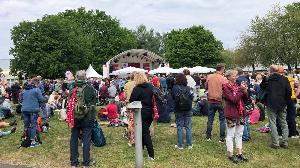 Vor dem Roten Sofa ist es voll