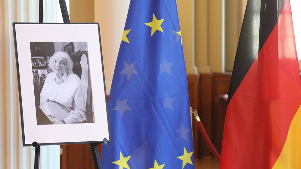 Im Roten Rathaus in Berlin können Bürgerinnen und Bürger von der Ehrenbürgerin Abschied nehmen