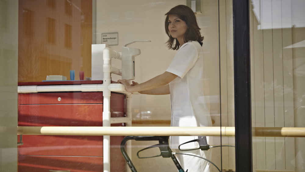 Ein Grund für den Lohnanstieg im Pflege- und Gesundheitssektor dürfte der Mindestlohn sein