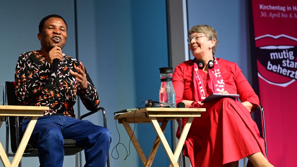 Landesbischöfin Kristina Kühnbaum-Schmidt (rechts) bei einem Kirchentags-Podium mit Mithika Mwenda, Geschäftsführer der Panafrikanischen Allianz für Klimagerechtigkeit