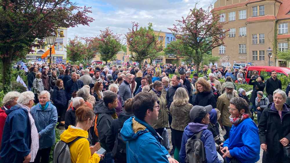 Etwa 500 Menschen zeigen in Berlin Solidarität mit dem angegriffenen Ehemann der Pfarrerin