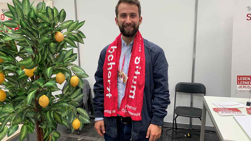 Auf dem Kirchentag in Hannover wirbt Leander Knoop für das Studienjahr
